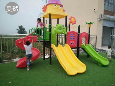 山西太原幼兒園安裝兒童滑梯現(xiàn)場